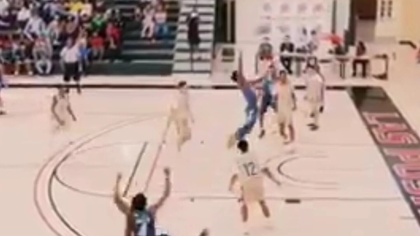 la epica jugada de un adolescente en un torneo de baloncesto estadounidense digna de nba La épica jugada de un adolescente en un torneo de baloncesto estadounidense digna de NBA |