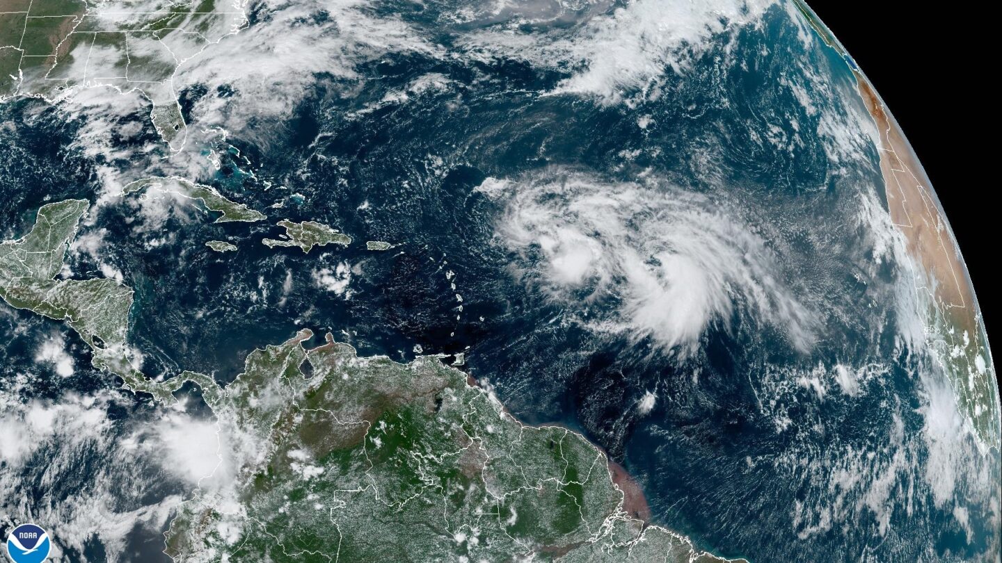 la tormenta tropical rina se forma en el centro del atlantico y se espera que se fortalezca La tormenta tropical Rina se forma en el centro del Atlántico y se espera que se fortalezca |