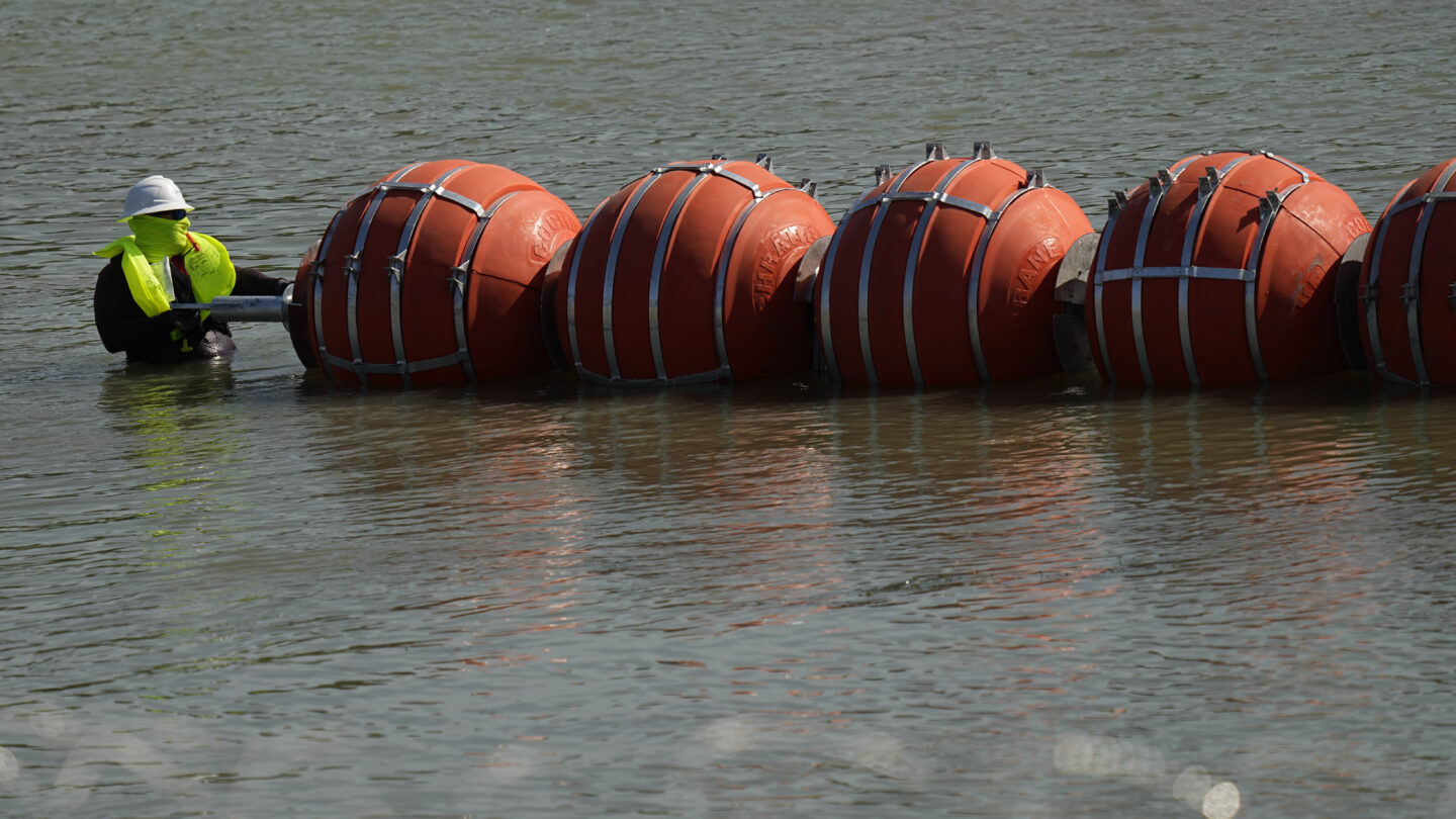 texas busca mantener barrera flotante en el rio bravo para protegerse de la invasion de migrantes Texas busca mantener barrera flotante en el río Bravo para protegerse de la invasión de migrantes |