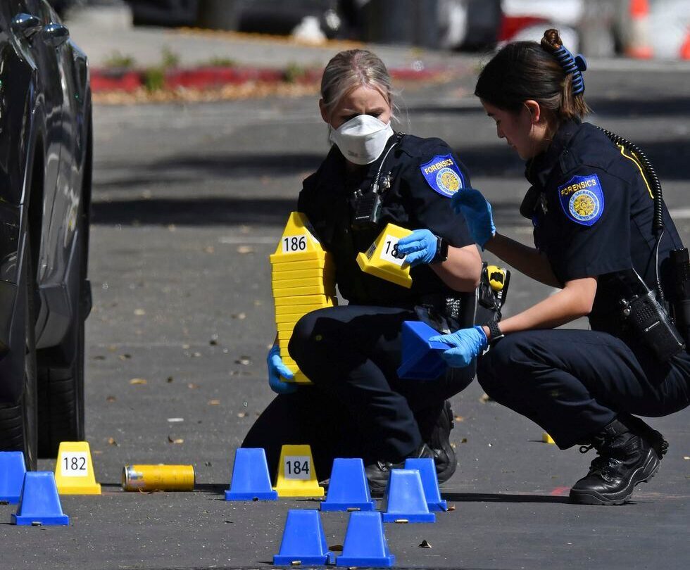 al menos 6 muertos por un tiroteo masivo en california Al menos 6 muertos por un tiroteo masivo en California |