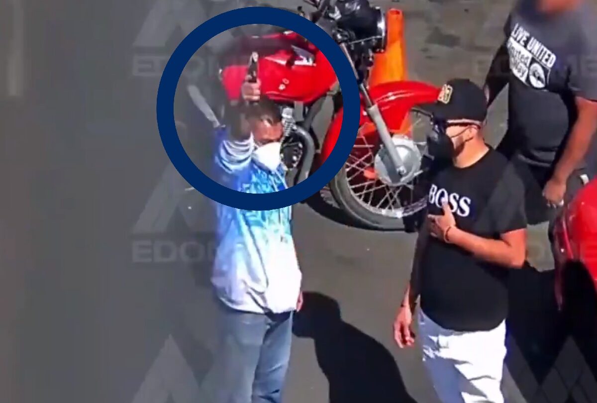 asi captaron a sujetos disparando al aire en ecatepec Así captaron a sujetos disparando al aire en Ecatepec |