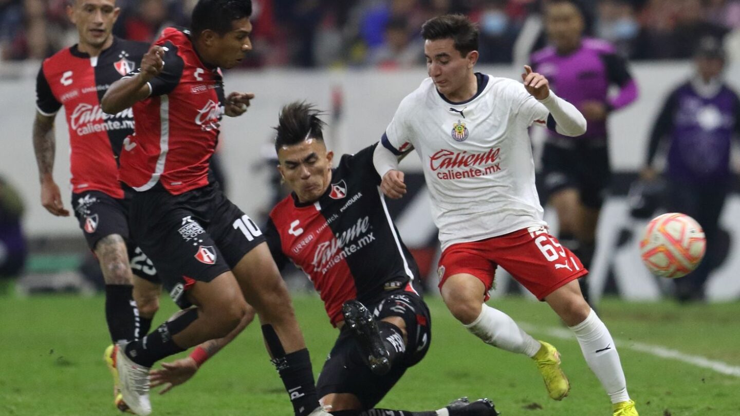 chivas alista enfrentamiento contra atlas sin 10 jugadores Chivas alista enfrentamiento contra Atlas sin 10 jugadores |