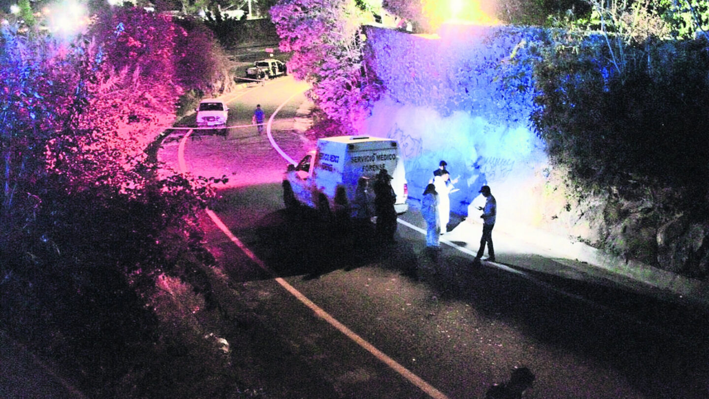 dejan restos de cadaver con narcomensaje en cuernavaca Dejan restos de cadáver con narcomensaje en Cuernavaca |