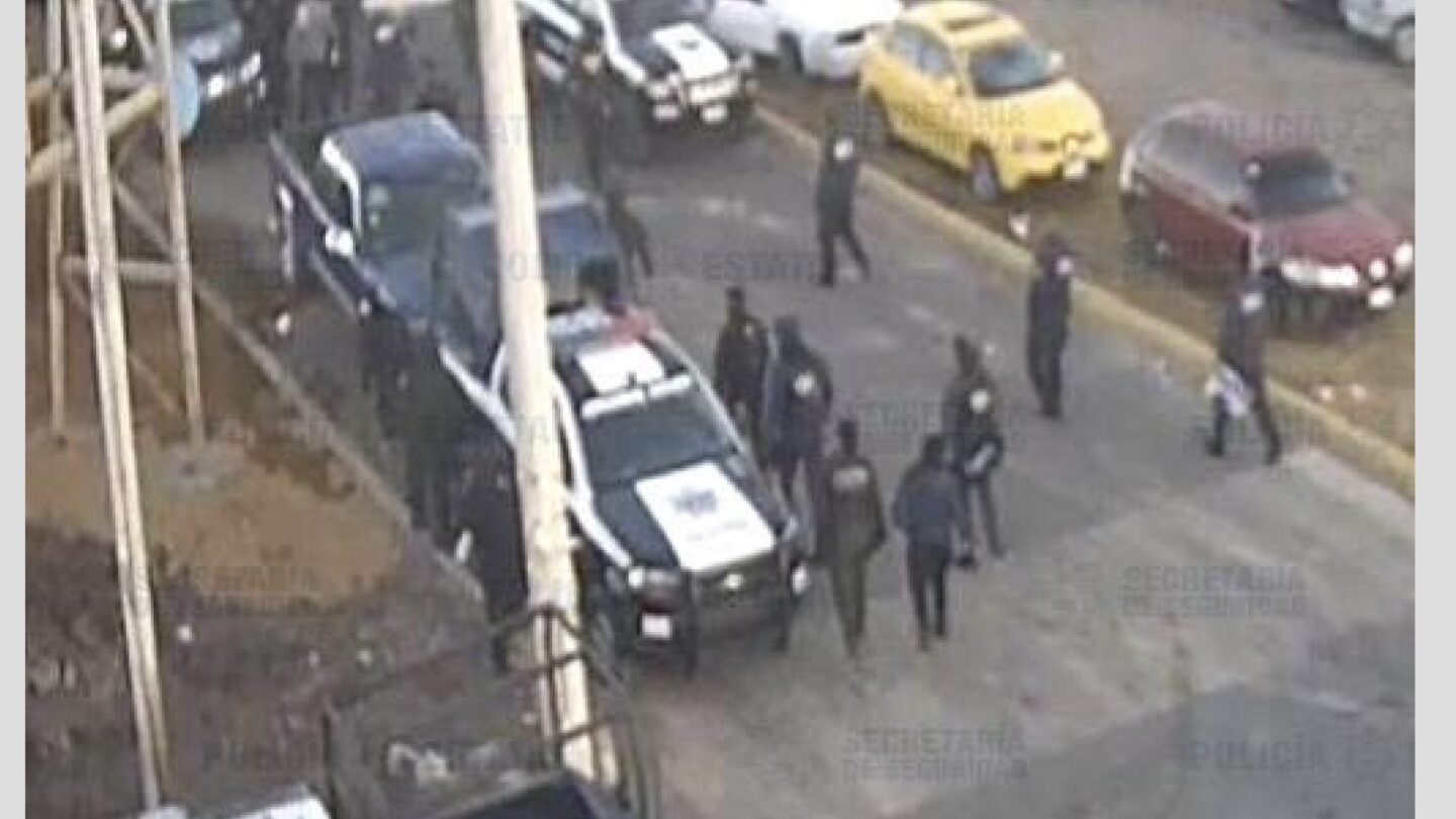 detienen a presuntos policias de valle de chalco por secuestro de un menor de edad Detienen a presuntos policías de Valle de Chalco por secuestro de un menor de edad |