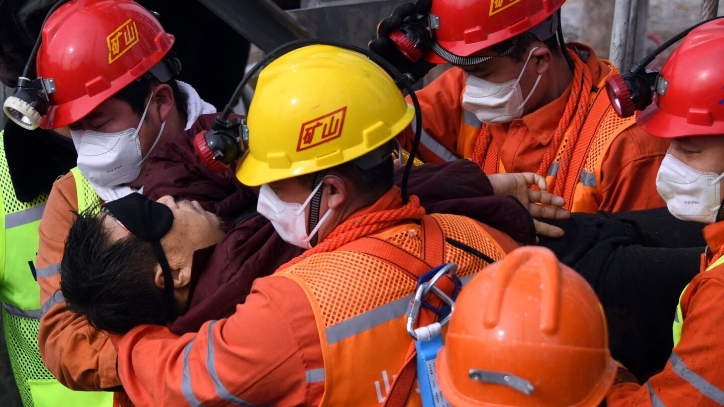 en china rescataron a 11 mineros atrapados bajo suelo En China rescataron a 11 mineros atrapados bajo suelo |
