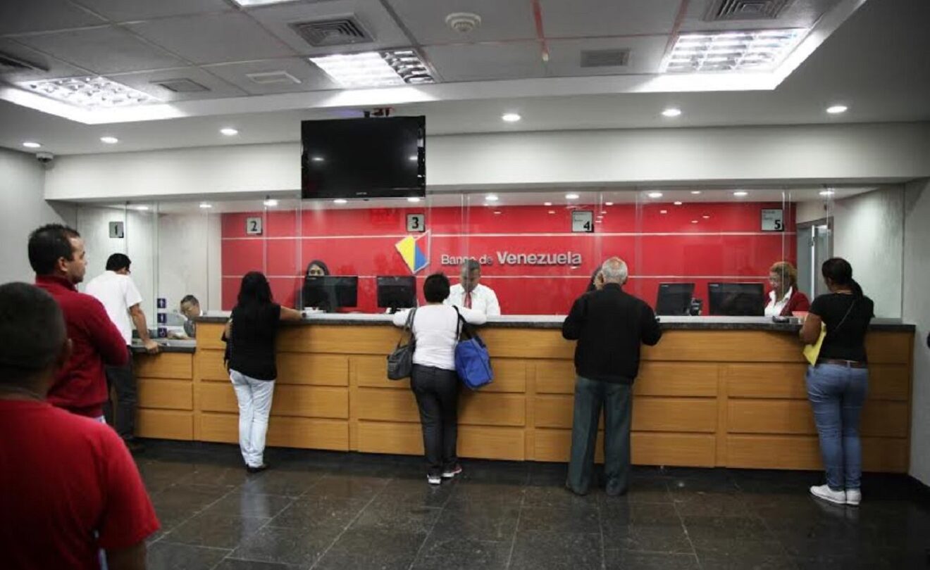 en la recta final venezuela adecua su plataforma bancaria para facilitar la reconversion monetaria En la recta final Venezuela adecúa su plataforma bancaria para facilitar la reconversión monetaria |