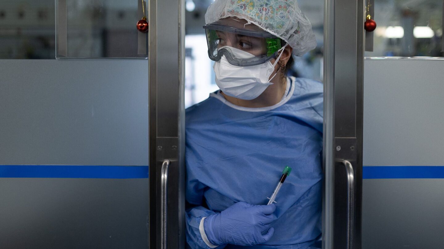 entre incertidumbre y desesperanza el personal medico por inmunidad a medias Entre incertidumbre y desesperanza el personal médico por inmunidad a medias |