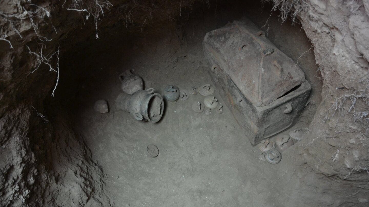 fotos arqueologos descubrieron una tumba milenaria con dos esqueletos bien conservados Fotos Arqueólogos descubrieron una tumba milenaria con dos esqueletos bien conservados |