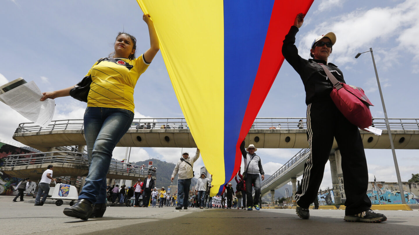 maestros colombianos convocan a paro para exigir garantias de seguridad Maestros colombianos convocan a paro para exigir garantías de seguridad |