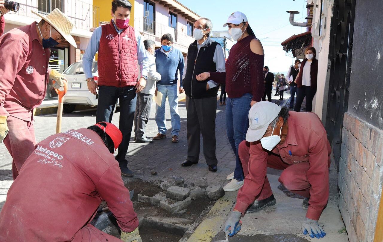 mano dura contra el rezago de servicios y olvido de las comunidades gabriela gamboa Mano dura contra el rezago de servicios y olvido de las comunidades Gabriela Gamboa |