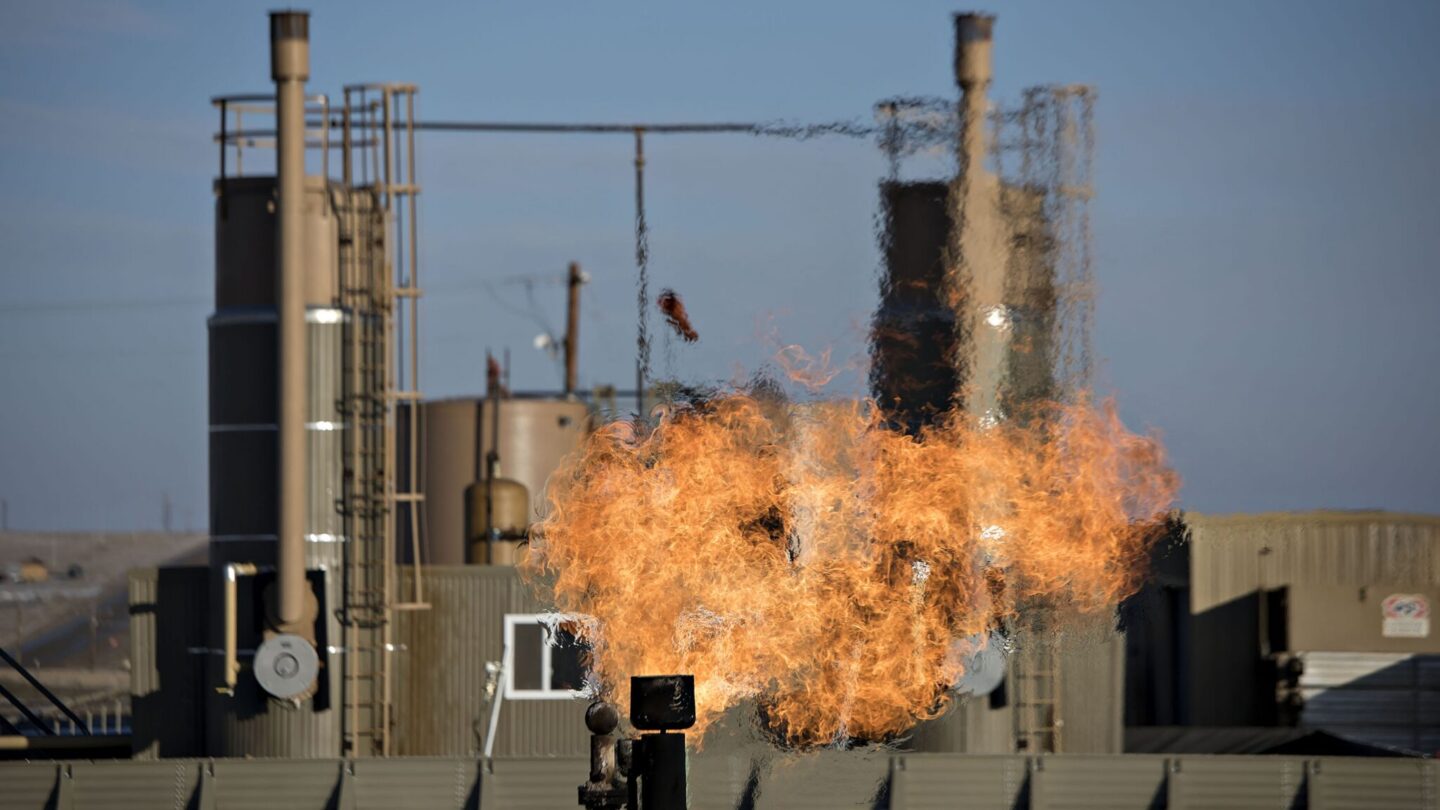 pemex contamina 10 veces mas que lo reportado por el gobierno federal PEMEX contamina 10 veces más que lo reportado por el gobierno federal |