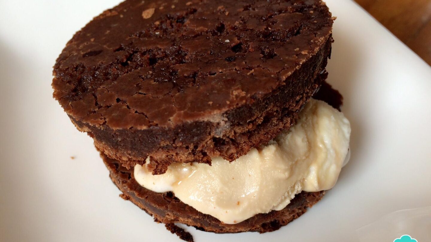 sandwich de helado con pan de brownie Sándwich de helado con pan de brownie |