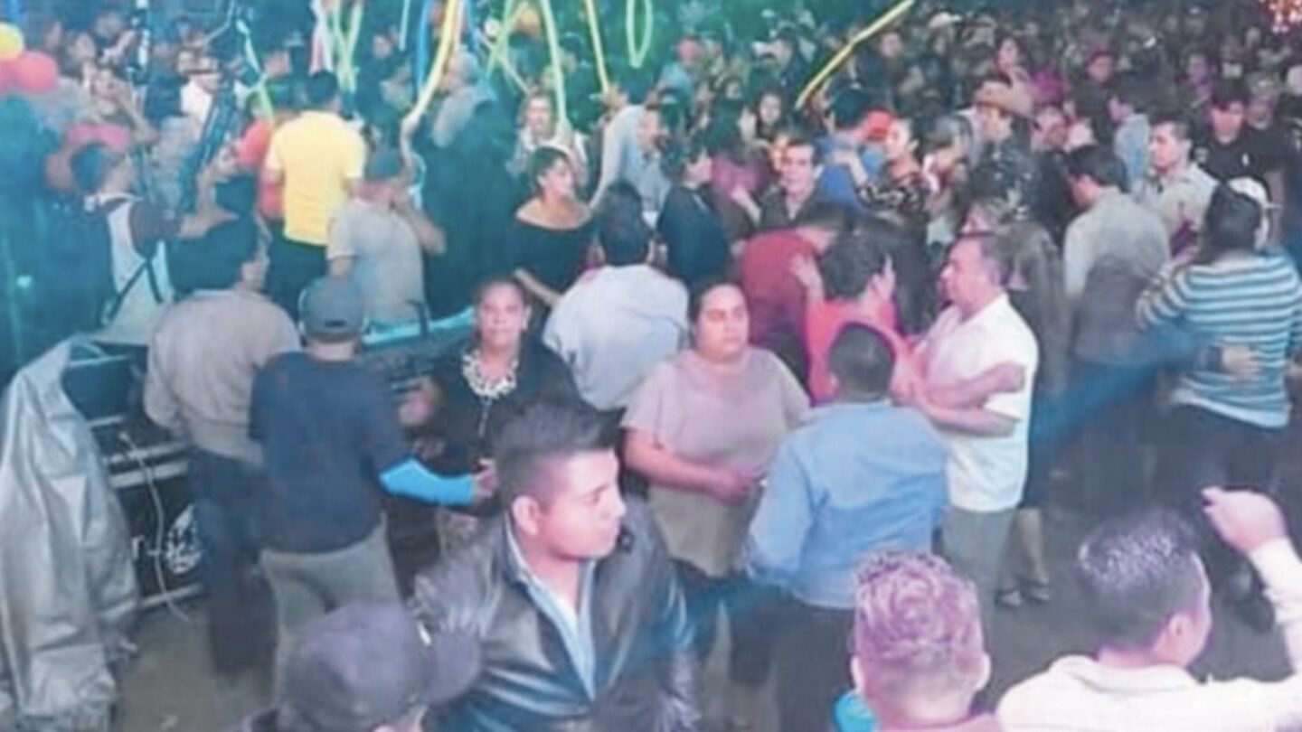 se contagia medio pueblo de covid 19 en un baile hasta ahora hay 12 fallecidos Se contagia medio pueblo de covid 19 en un baile hasta ahora hay 12 fallecidos |