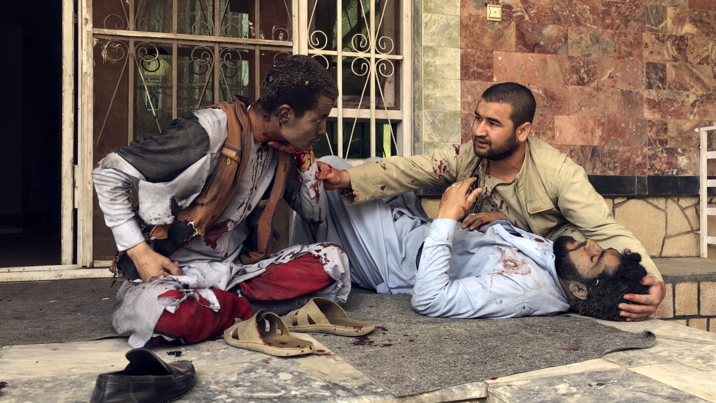 un radical lanza bomba en sede electoral donde apoyan a candidato contrario en afganistan Un radical lanza bomba en sede electoral donde apoyan a candidato contrario en Afganistán |