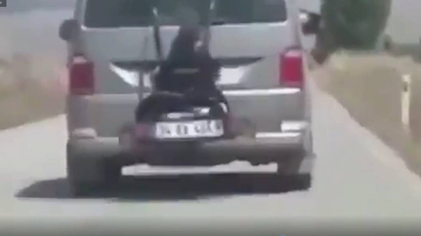 video escandalo hombre conducia con su hija de 13 anos atada al portabicicletas trasero de su camioneta Video Escándalo Hombre conducía con su hija de 13 años atada al portabicicletas trasero de su camioneta |