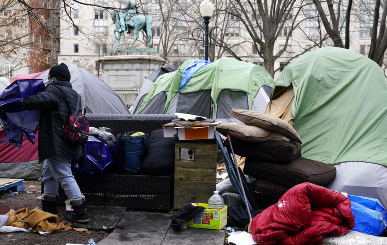 adultos mayores salen a la calle para sobrevivir ante la crisis Adultos mayores salen a la calle para sobrevivir ante la crisis |