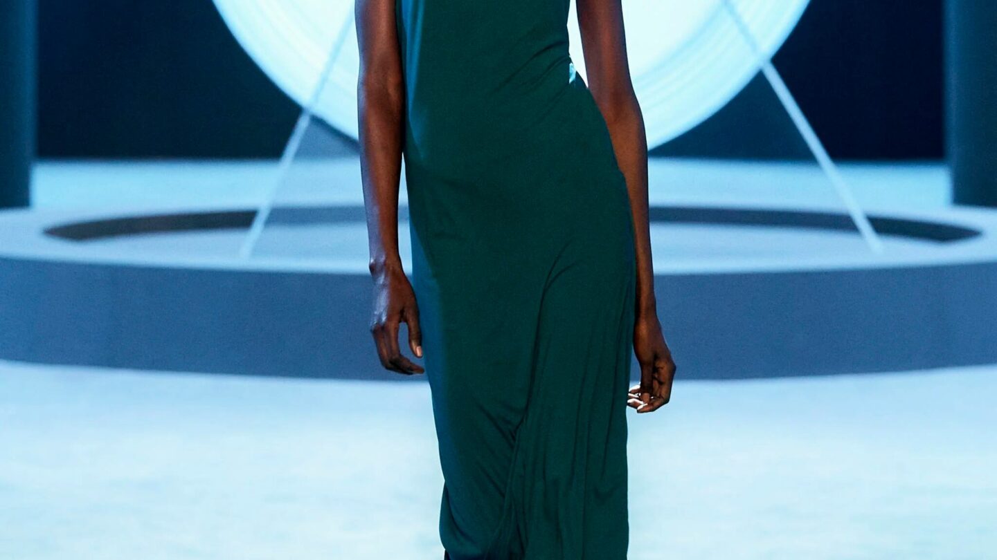 armani apuesta por vestir de noche durante el dia en la pasarela de milan Armani apuesta por vestir de noche durante el día en la pasarela de Milán |
