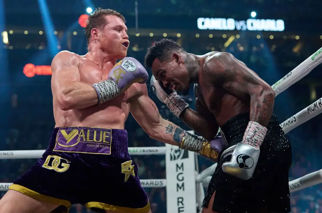 canelo alvarez defiende sus titulos con una victoria por decision unanime frente a jermell charlo en las vegas Canelo Álvarez defiende sus títulos con una victoria por decisión unánime frente a Jermell Charlo en Las Vegas |