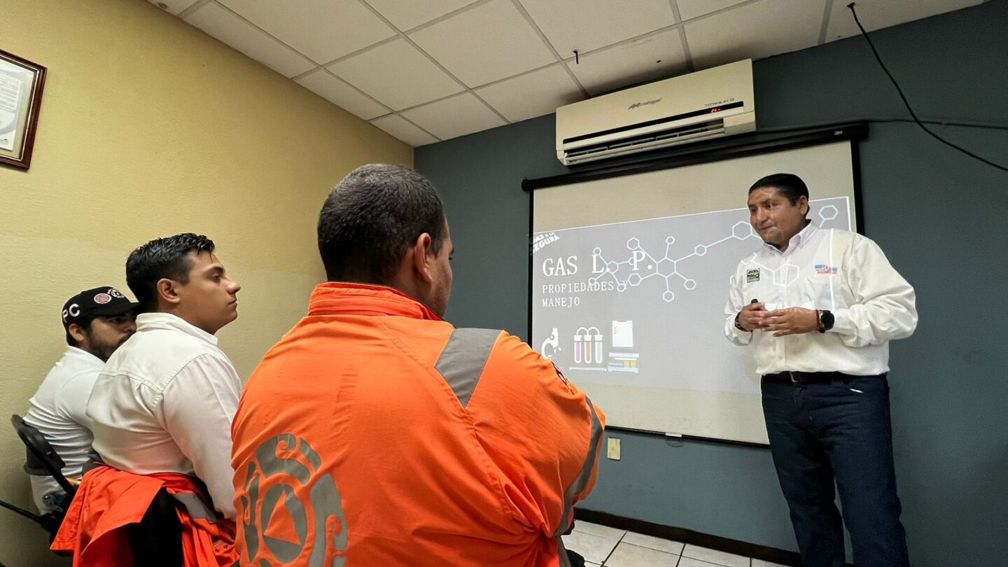 capacitan a elementos de proteccion civil y bomberos Capacitan a elementos de Protección Civil y Bomberos |