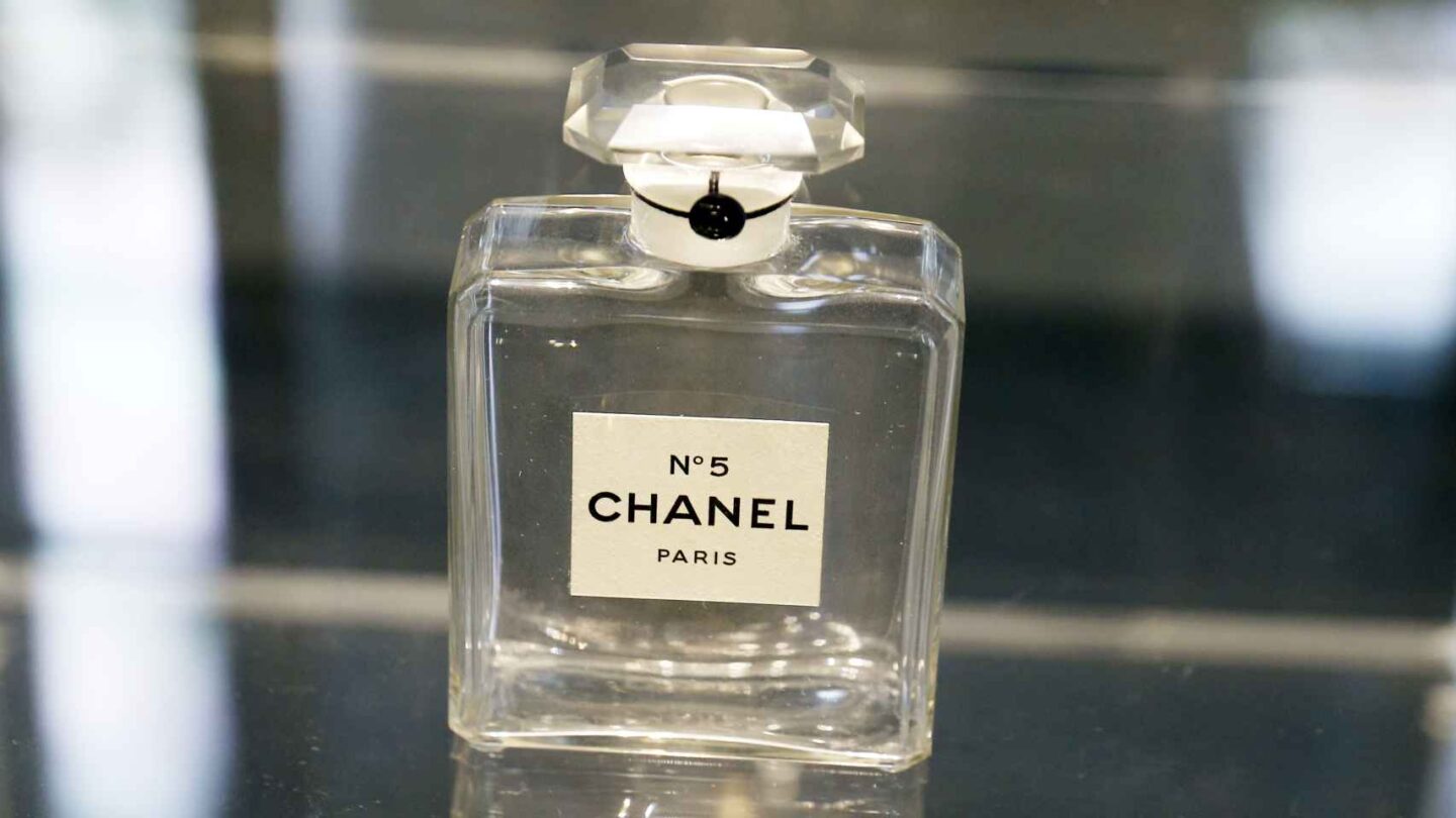 chanel celebra el centenario del mitico perfume con el que dormia marilyn Chanel celebra el centenario del mítico perfume con el que dormía Marilyn |