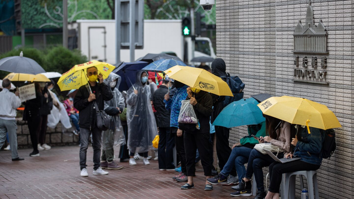 conceden la libertad bajo fianza a 15 de los 47 hongkoneses acusados de subversion Conceden la libertad bajo fianza a 15 de los 47 hongkoneses acusados de subversión |