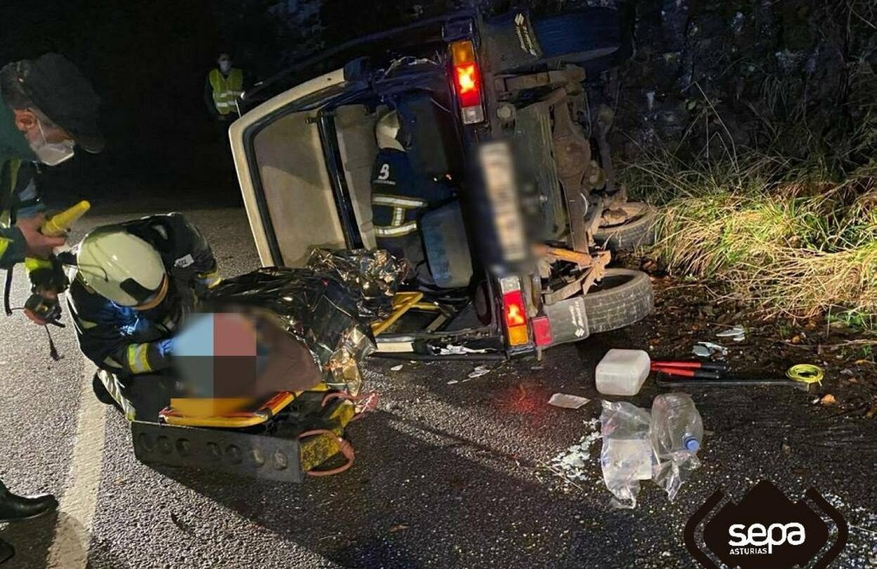 conductor herido al volcar en la carretera 57 Conductor herido al volcar en la carretera 57 |