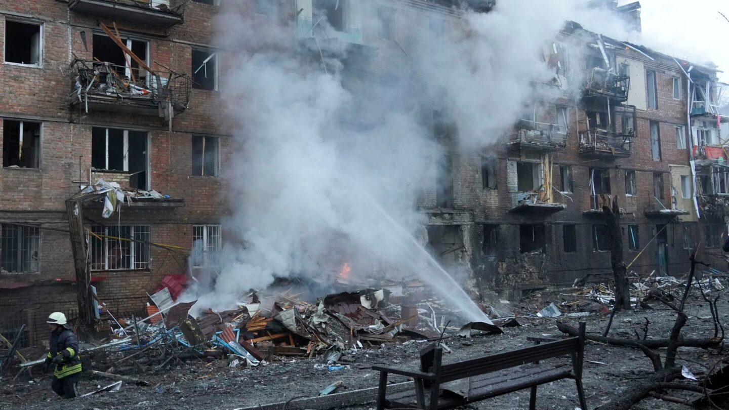continuan los bombardeos en mikolayiv rusia alcanza con un misil una infraestructura en el sur de ucrania Continúan los bombardeos en Mikoláyiv Rusia alcanza con un misil una infraestructura en el sur de Ucrania |
