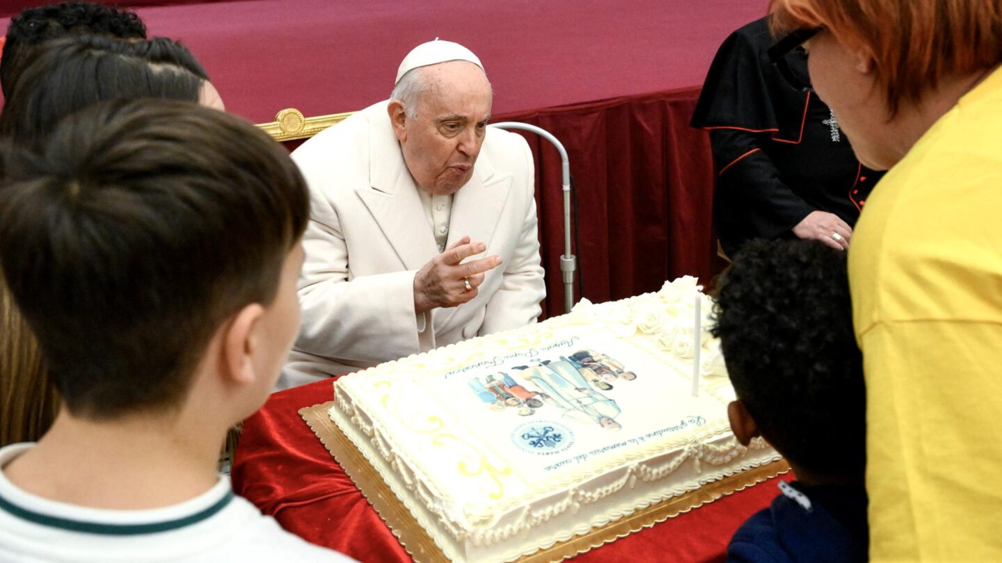 el papa francisco celebra su cumpleanos rodeado de ninos y con una fiesta circense en el vaticano El papa Francisco celebra su cumpleaños rodeado de niños y con una fiesta circense en el Vaticano |