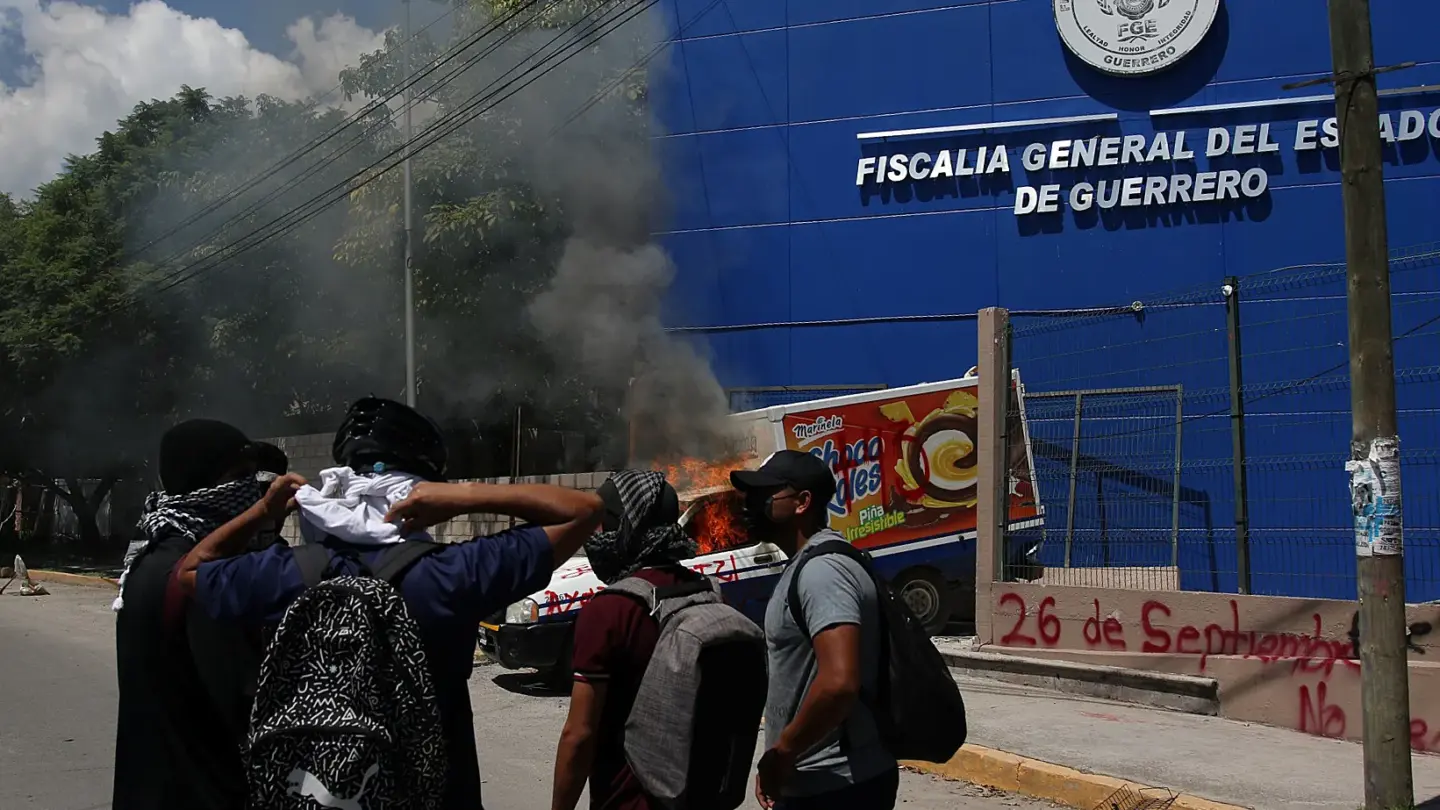 estudiantes de ayotzinapa vandalizan fiscalia de guerrero en protesta por desapariciones Estudiantes de Ayotzinapa vandalizan Fiscalía de Guerrero en protesta por desapariciones |