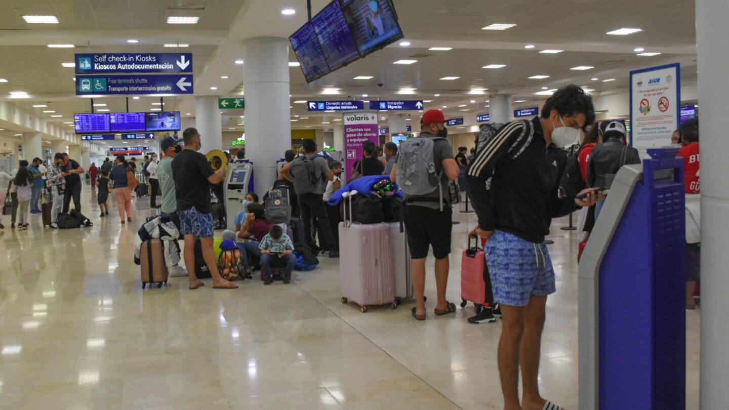 impiden la entrada a mas de 200 turistas rumanos en cancun por covid 19 rumania acusa a mexico de arbitrariedad Impiden la entrada a más de 200 turistas rumanos en Cancún por COVID 19 Rumanía acusa a México de arbitrariedad |