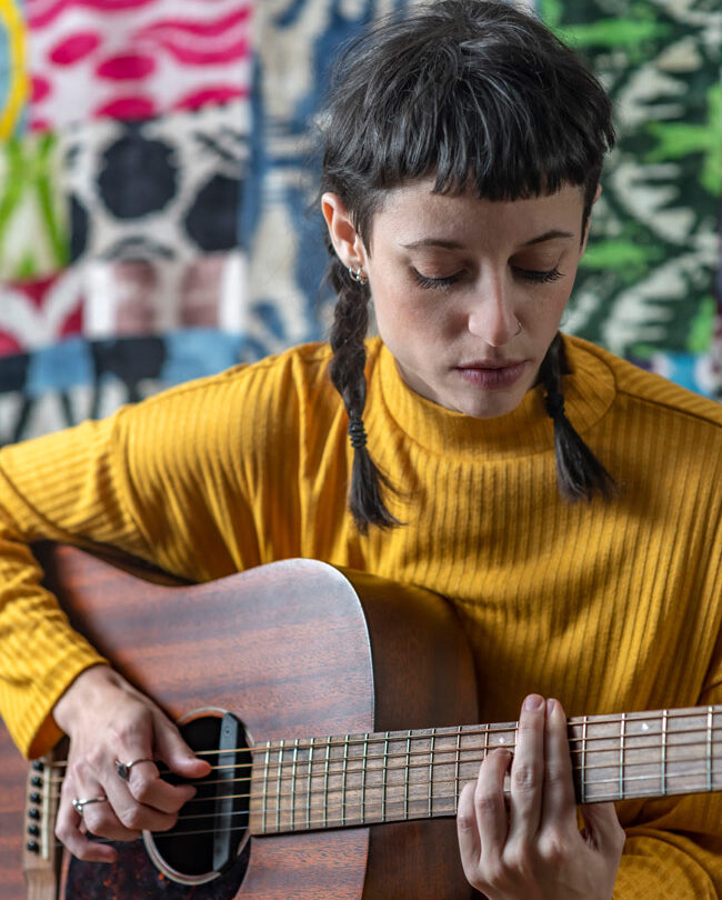 la cantante travis birds se sumerge en las profundidades La cantante Travis Birds se sumerge en las profundidades |