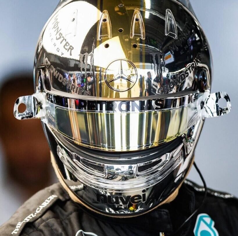 lewis hamilton presenta su casco futurista para buscar la victoria en el gp de japon Lewis Hamilton presenta su casco futurista para buscar la victoria en el GP de Japón |