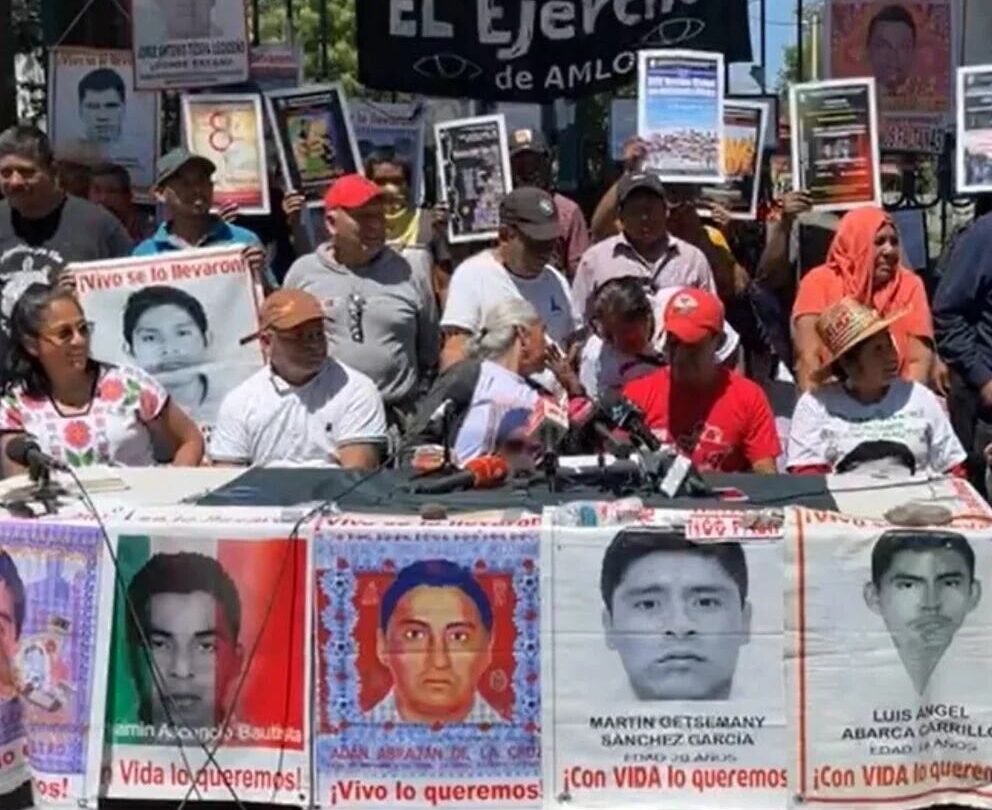 los padres de los 43 normalistas de ayotzinapa acusan al gobierno de amlo de manejar una narrativa similar a la verdad historica y criminalizar a los estudiantes Los padres de los 43 normalistas de Ayotzinapa acusan al gobierno de AMLO de manejar una narrativa similar a la Verdad Histórica y criminalizar a los estudiantes |