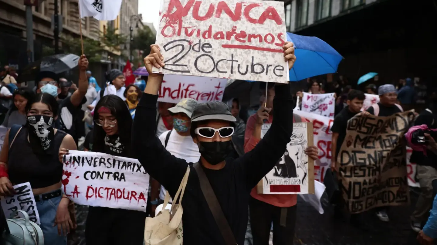 marcha en la ciudad de mexico conmemora 55 anos de la masacre de tlatelolco y denuncia la militarizacion en el pais Marcha en la Ciudad de México conmemora 55 años de la masacre de Tlatelolco y denuncia la militarización en el país |