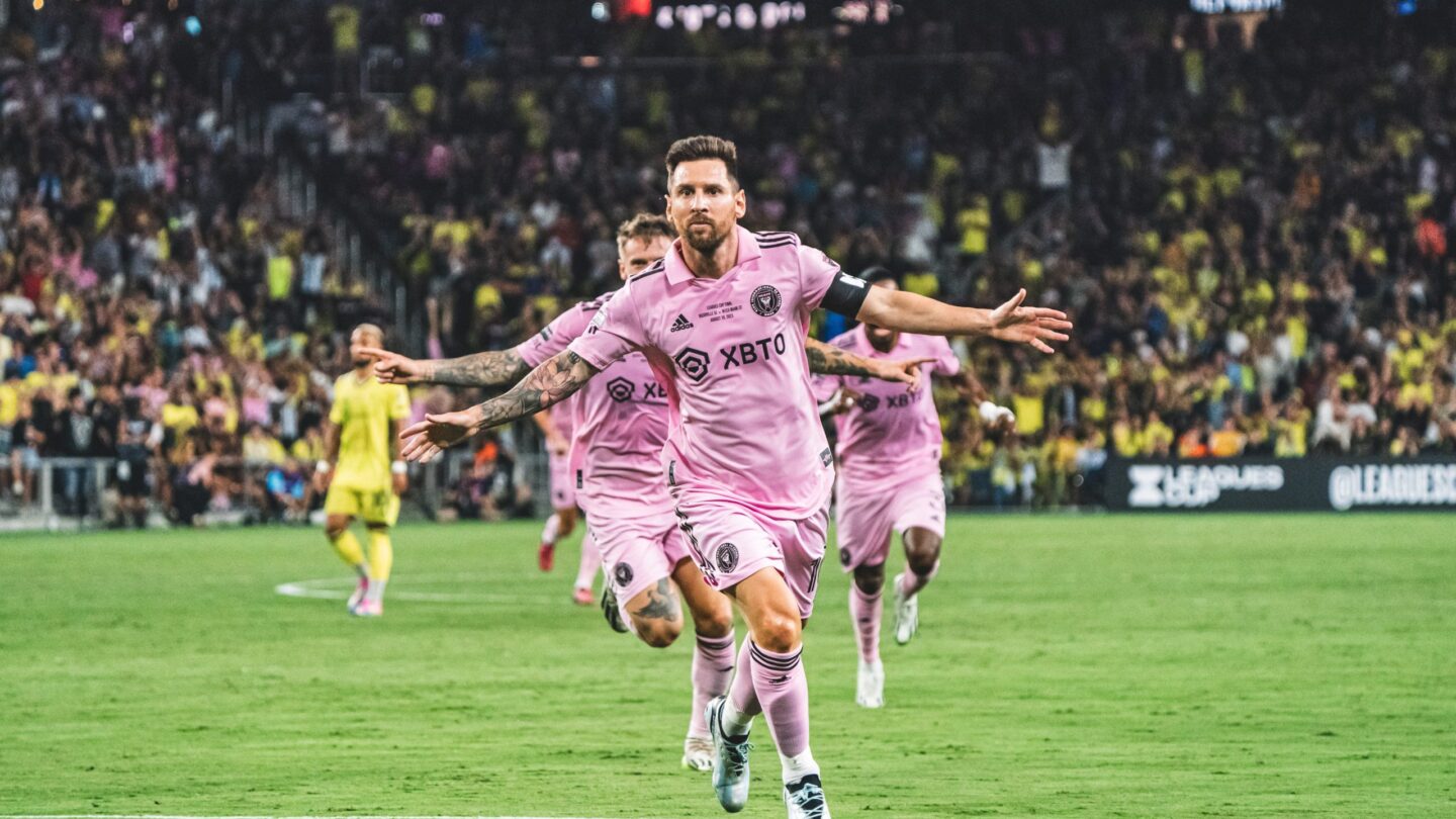 messi empata con dani alves como el futbolista con mas trofeos de la historia Messi empata con Dani Alves como el futbolista con más trofeos de la historia |