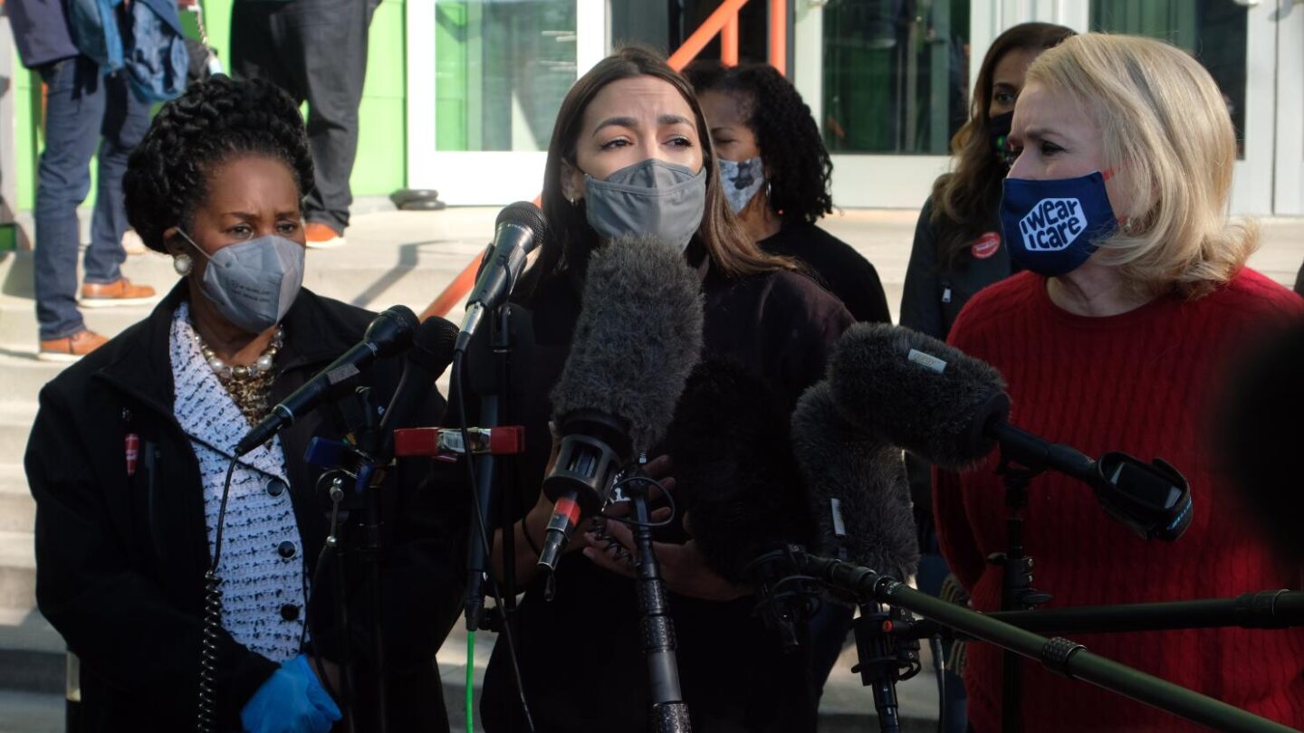 ocasio cortez entrega 32 millones a damnificados de la tormenta en texas Ocasio Córtez entrega 32 millones a damnificados de la tormenta en Texas |