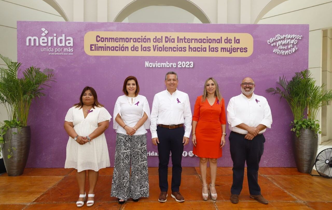 refrenda alcalde compromiso del gobierno municipal con las mujeres Refrenda Alcalde compromiso del gobierno municipal con las mujeres |