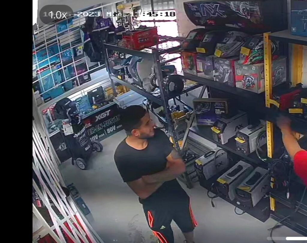 sujetos ingresan a robar un despacho de la colonia juarez Sujetos ingresan a robar un despacho de la colonia Juárez |