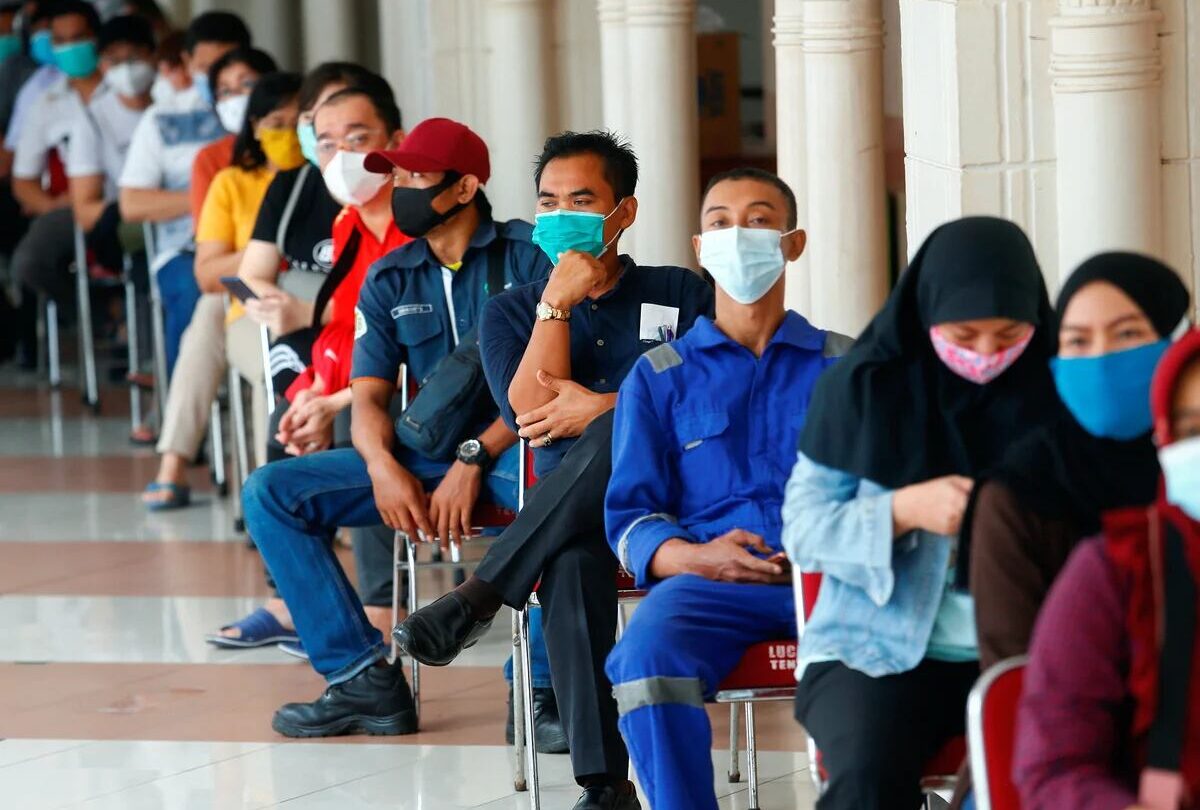 vacunara indonesia a 5 000 periodistas contra covid 19 como agradecimiento a su labor Vacunara indonesia a 5000 periodistas contra COVID 19 como agradecimiento a su labor |