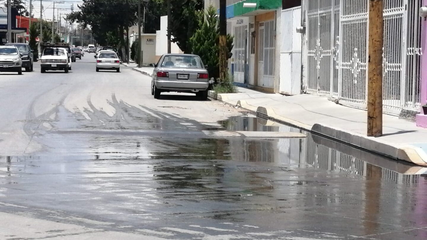 vecinos de fresnillo reportan fugas de aguas negras en diversas colonias generando fuertes olores insoportables Vecinos de Fresnillo reportan fugas de aguas negras en diversas colonias generando fuertes olores insoportables |