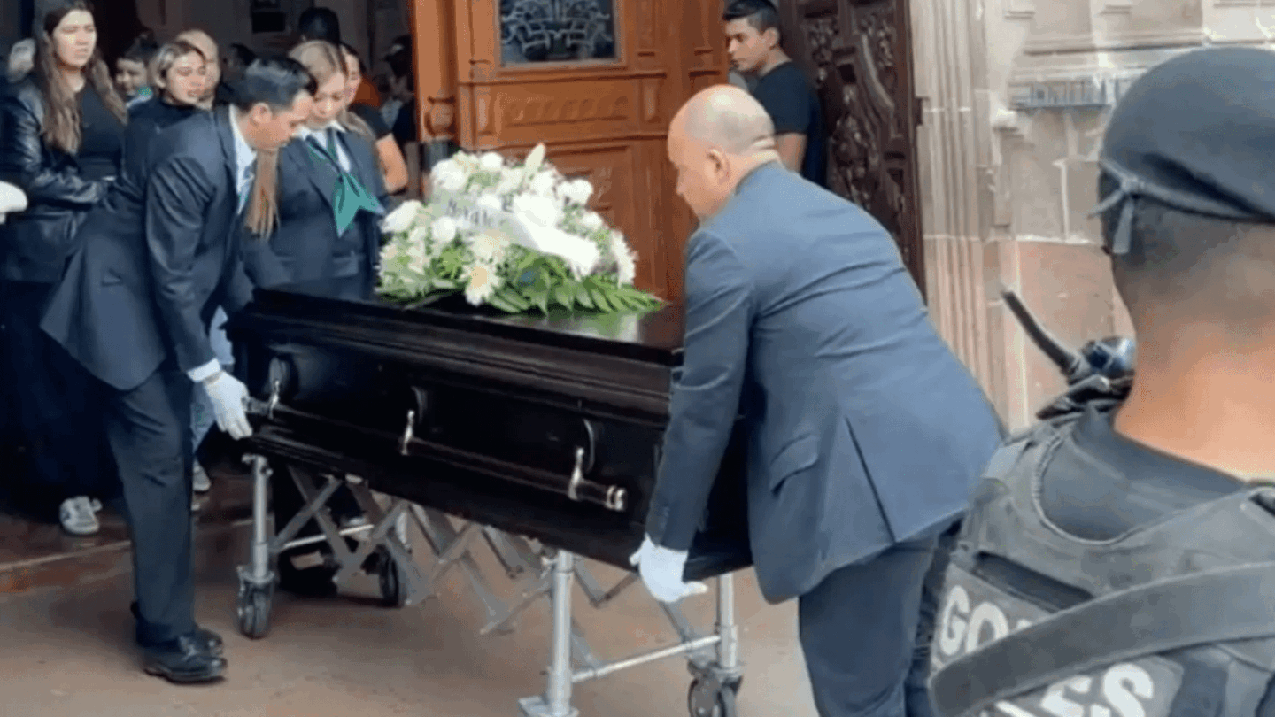 despiden en aguascalientes al comisario jefe milton morales un ultimo adios en la intimidad Despiden en Aguascalientes al comisario jefe Milton Morales un último adiós en la intimidad |