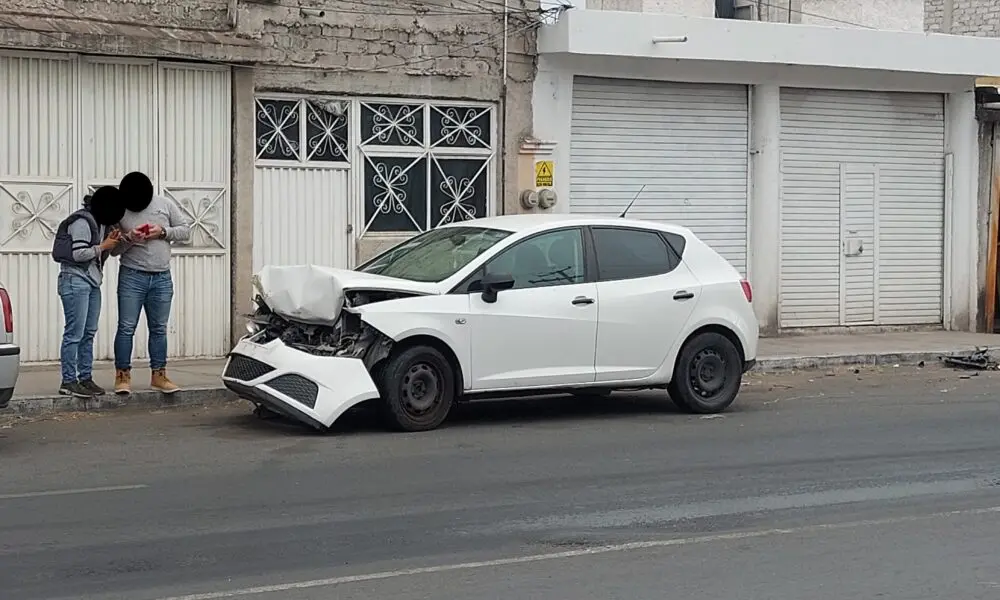 automovilista-se-va-contra-camioneta-por-ir-viendo-su-celular | México Ahora Automovilista se va contra camioneta por ir viendo su celular
