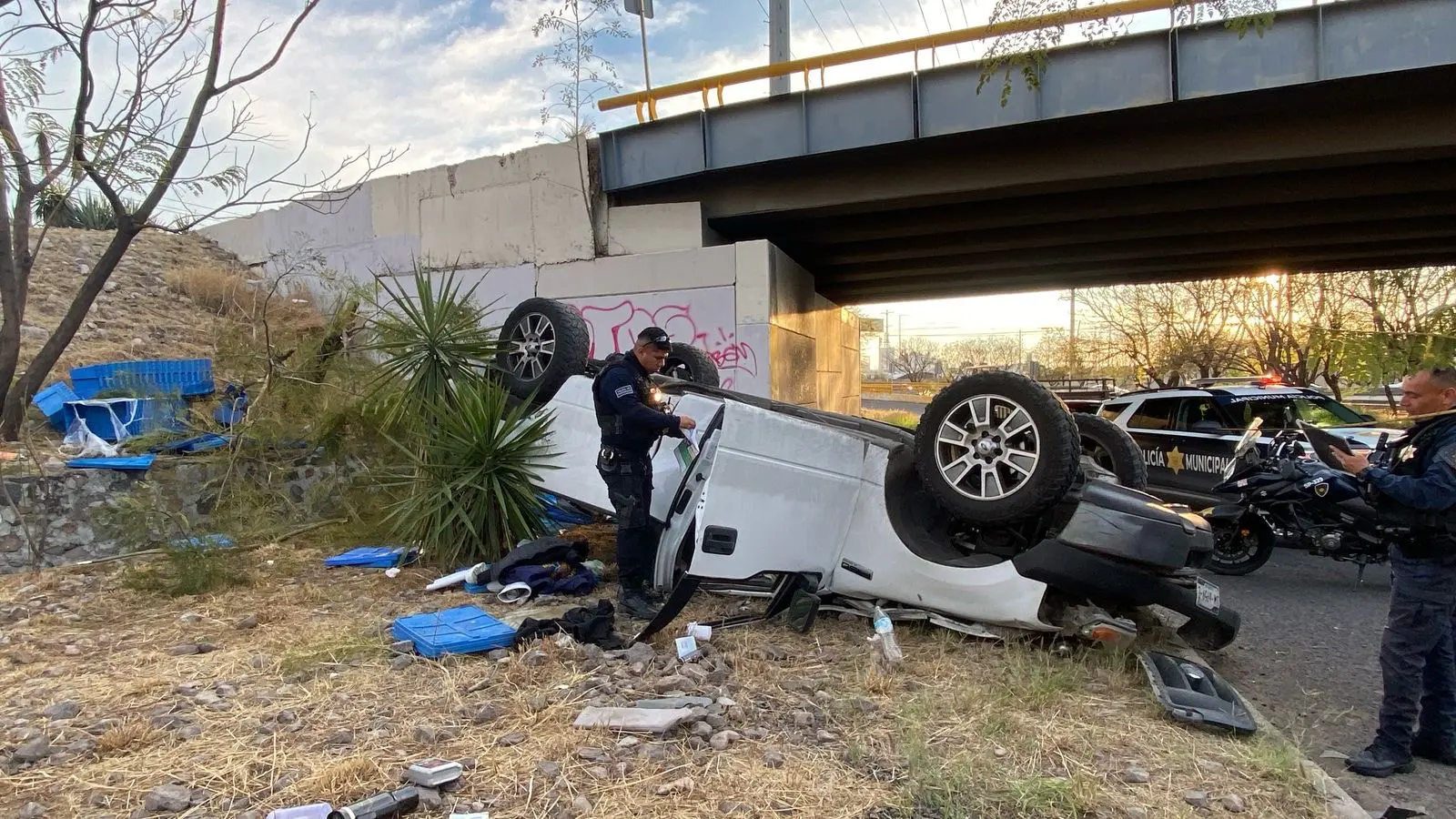 cae-roca-sobre-boulevard-de-la-nacion-afectando-un-carril | México Ahora Cae roca sobre boulevard de la Nación afectando un carril