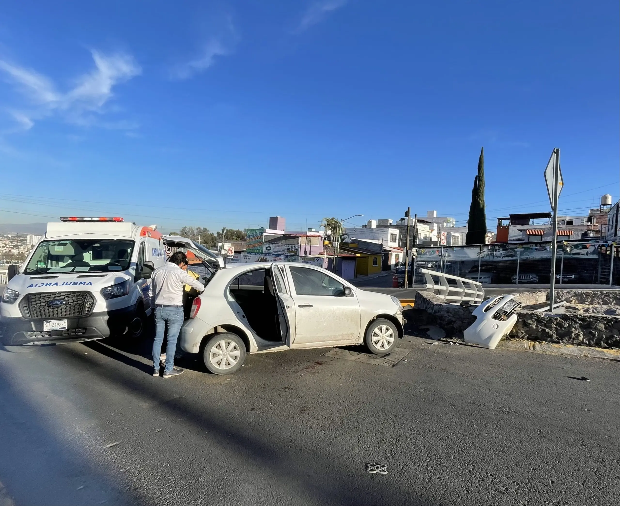 se-encandila-con-el-sol-y-choca-contra-muro | México Ahora Se encandila con el sol y choca contra muro Noticias de Querétaro