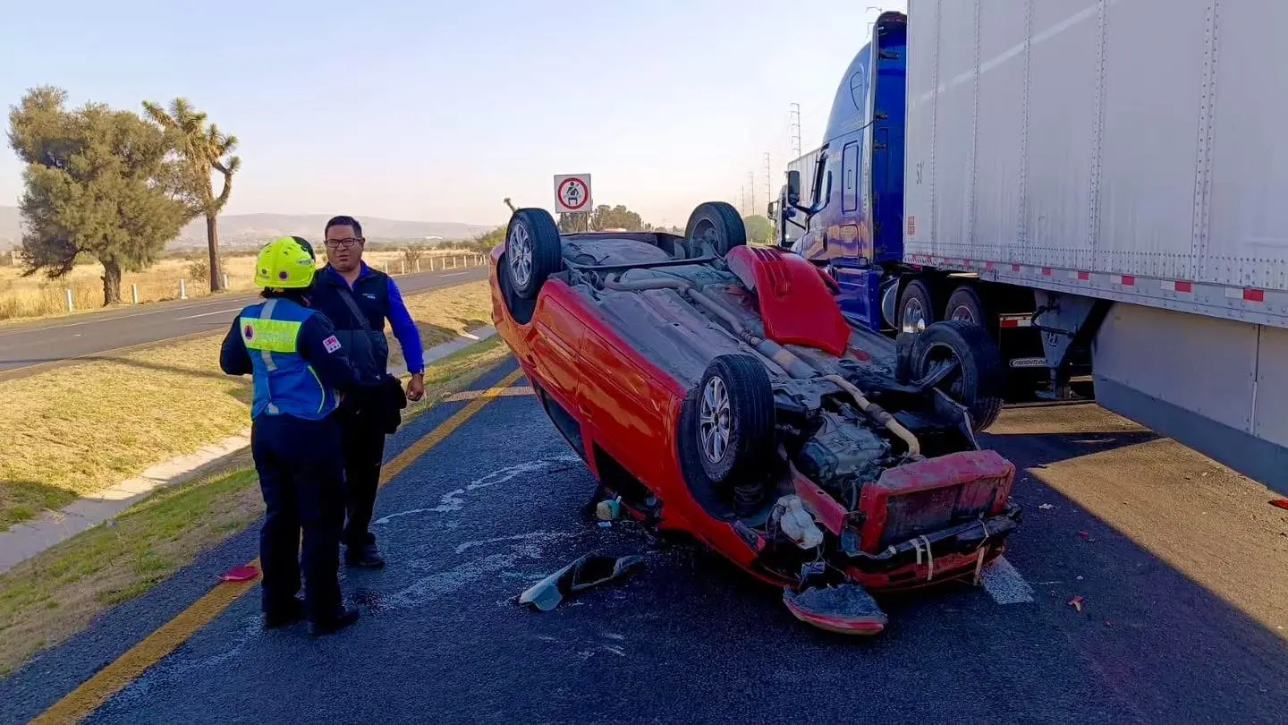 aparatosa-volcadura-en-la-queretaro-san-luis-potosi | México Ahora Aparatosa volcadura en la Querétaro San Luis Potosí Noticias de