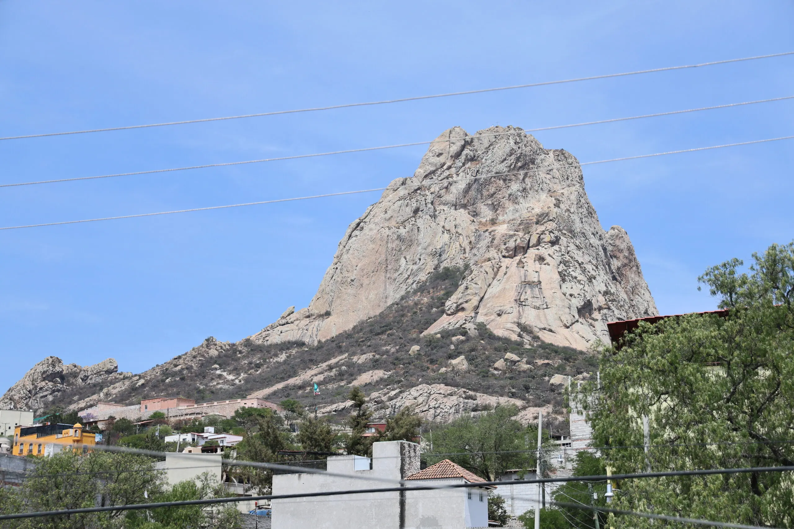 buscan-habilitar-los-senderos-para-subir-la-pena-de-bernal | México Ahora Buscan habilitar los senderos para subir la Peña de Bernal