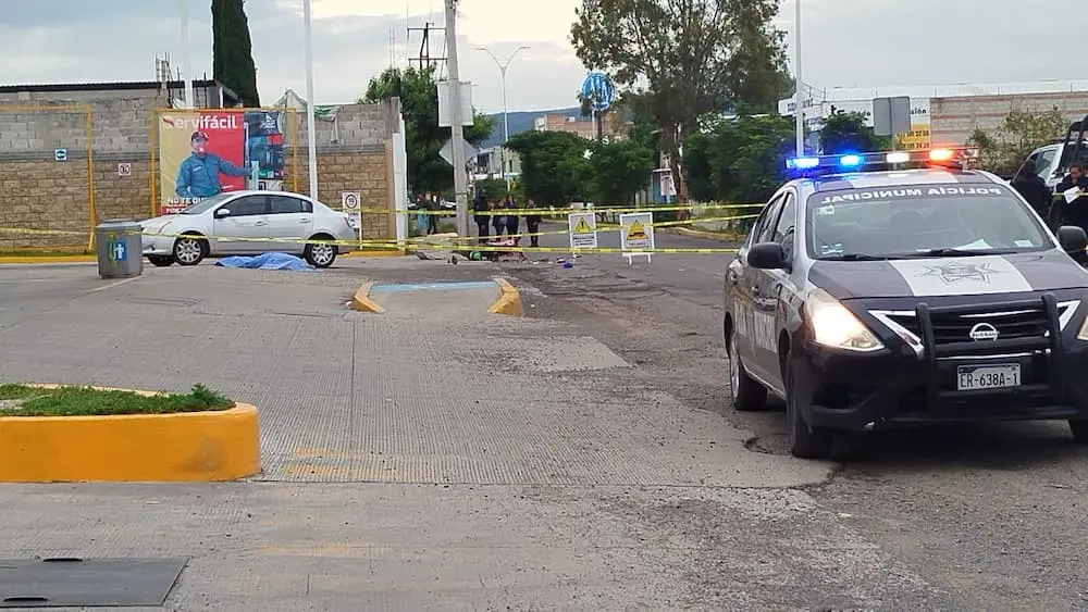 motociclista-se-estrella-contra-auto-estacionado-en-sjr | México Ahora Motociclista pierde la vida al impactarse contra auto que