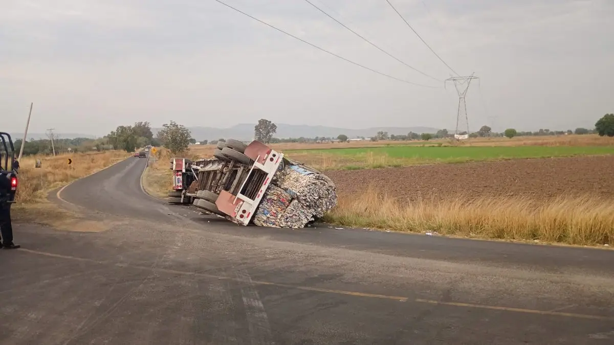 operador-pierde-el-control-de-su-pesada-unidad-y-termina-volcando | México Ahora Camioneta de seguridad privada es impactada y proyectada contra