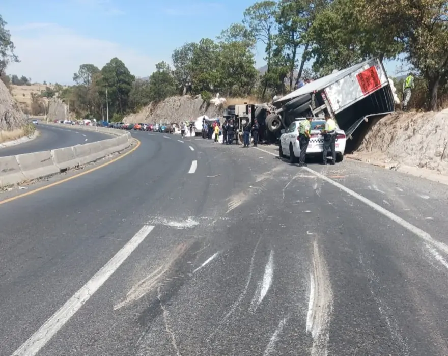 tracto-queda-recargado-contra-talud-de-tierra | México Ahora Tracto queda recargado contra talud de tierra 2 Noticias de