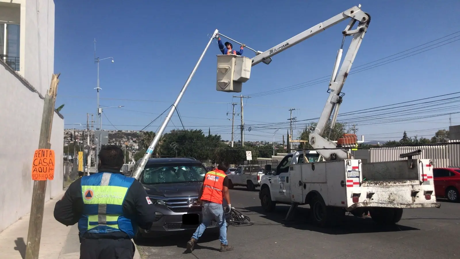 luminaria-derribada-por-camion-cae-sobre-camioneta-estacionada | México Ahora Luminaria derribada por camión cae sobre camioneta estacionada